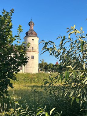 Resim Polonya 'nın Seyny kentindeki St. Mary Manastırı ve Kilisesi' nin bir bölümünü gösteriyor. Belirgin bir özellik de eşsiz bir ampul kubbesi olan kuledir, tipik Barok mimarisi.. 