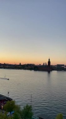 İsveç 'in eski Stockholm kasabasının panoramik manzarası. Limanı olan tarihi bir bölgenin şehir manzarası. Ön plandaki su yumuşak renkleri yansıtıyor. 