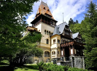 Romanya 'da yer alan Pelisor Şatosu yemyeşil bir alana kurulmuş durumda. Mimaride Neo-Rönesans ve Art Nouveau stillerinin bir karışımı yer almaktadır.