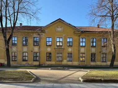 Litvanya 'nın Klaipeda kentindeki eski bina, iki katlı simetrik bir tasarıma sahip. Dış yüzeyi sarıya boyanmış, yıpranma ve soyulma izleri var.. 