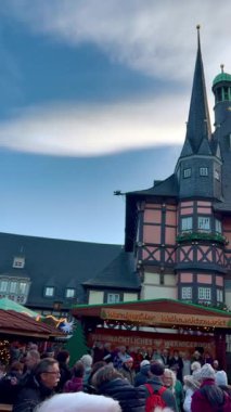 Wernigerode, Almanya 'nın Noel pazarında mum ışıkları ve figürlerle süslenmiş geleneksel bir Alman ahşap piramidinin yer aldığı bir festival sahnesi yer alıyor.. 