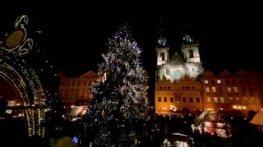 Prag 'da Tyn' dan önce Meryem Ana Kilisesi 'nin önünde beyaz ve mavi ışıklarla aydınlatılmış Noel ağacı. Kilisenin Gotik Kuleleri 