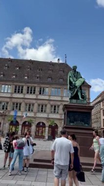 Strasbourg 'daki Gutenberg Meydanı. Tarihi binaları ve atlıkarıncaları olan eski bir kasaba. Alsace 'ın en güzel bölgesi.. 