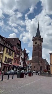 Alsace Şarap Yolu 'ndaki güzel Obernai köyü. Fransa 'nın en güzel kasabaları ve köyleri. Fransa 'nın Alsace Şarap Yolu üzerinde yer alan Obernai köyünde dar bir kaldırım taşı caddesi boyunca uzanan büyüleyici yarı ahşap binalar yer alıyor.. 