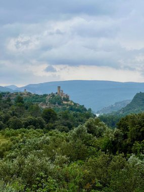 Fantova Kalesi, İspanya 'da sık ormanlarla çevrili yemyeşil bir tepenin üzerine kurulmuştur. Taş mimari ile karakterize edilen şato, kayan tepelerin ve bulutlu gökyüzünün zemininde belirgin bir şekilde duruyor..
