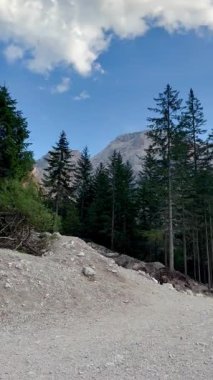  İtalya 'nın Dolomitleri' nde yuva yapmış olan Braies Gölü 'nde engebeli, yüksek dağlara karşı durgun turkuaz suları bulunuyor. Kıyı, yemyeşil kozalaklı ağaçlarla çevrili, çakıl taşlı. Kayalık kayalıklar belirgin.
