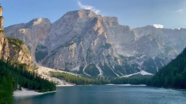 İtalya 'nın Dolomitleri' nde yuva yapmış olan Braies Gölü 'nde engebeli, yüksek dağlara karşı durgun turkuaz suları bulunuyor. Kıyı çakıllı, yemyeşil kozalaklı ağaçlarla çevrili..