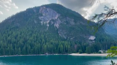 İtalya 'nın Dolomitleri' nde yuva yapmış olan Braies Gölü 'nde engebeli, yüksek dağlara karşı durgun turkuaz suları bulunuyor. Kıyı çakıllı, yemyeşil kozalaklı ağaçlarla çevrili..