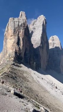 Lavaredo 'nun Dolomitler, İtalya' daki Üç Tepesi 'nin dramatik manzarası. Kireçtaşı oluşumları keskin bir şekilde yükselir, katıksız yüzler gölgeler bırakır.
