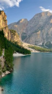 İtalya 'nın Dolomitler kentinde yer alan Braies Gölü' nde yoğun ve gür çam ormanlarıyla çevrili kristal berraklığında turkuaz su bulunur. Yüksek kireçtaşı dağları engebeli dokuları ile çarpıcı bir zemin oluşturur parlak mavi gökyüzü altında dağınık bulutlar.