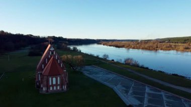 Litvanya 'nın Zapyskis kentindeki Aziz John Kilisesi, dik ve sivri çatılı kırmızı tuğladan bir Gotik mimariye sahiptir. Nemunas nehrinin yanında yer alır.