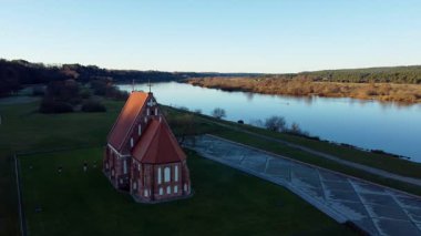 Litvanya 'nın Zapyskis kentindeki Aziz John Kilisesi, dik ve sivri çatılı kırmızı tuğladan bir Gotik mimariye sahiptir. Nemunas nehrinin yanında yer alır.