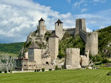 Sırbistan 'da yer alan Golubac Kalesi, Tuna Nehri kıyısındaki kayalık bir tepede görkemli bir şekilde duruyor. Bu ortaçağ kalesinde 14. yüzyıldan kalma etkileyici askeri mimari sergilenen bir dizi yüksek taş kuleler ve yüksek duvarlar yer alıyor..