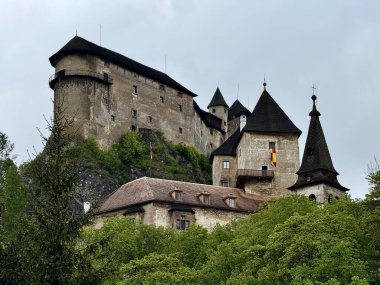 Orava Kalesi, Slovakya 'da bulunan ve Orava Nehri' nin yukarısındaki kayalık bir uçuruma tünemiş ortaçağ kalesidir. Şatoda küçük pencereli taş duvarlar ve üzerinde karanlık çatılar bulunan birden fazla sivri uçlu kuleler yer alıyor..