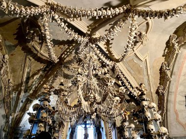 Sedlec Ossuary 'deki süslü avize, Kutn Hora, Çek Cumhuriyeti, insan kemiklerinden yapıldı. Karmaşık tasarım simetrik düzende sayısız kafatası ve kemik parçalarını içerir..
