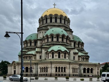 Bulgaristan 'ın Sofya kentindeki Aziz Alexander Nevsky Katedrali, bir dizi büyük kubbeyle çarpıcı bir mimari tasarıma sahip. Merkezi kubbe altın kaplamalı. Çevresindekiler ise çok renkli bir görünüme sahip yeşil bir beneğe sahip..
