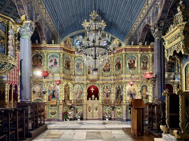 Bulgaristan 'ın Filibe kentinde yer alan St. Constantine Kilisesi ve Helena' nın iç kısımlarında, dini simgeler ve yaldızlı süslemelerle süslenmiş süslü bir simge yer alıyor. Boyalı tavan, büyük bir kristal avizeye ev sahipliği yapıyor.