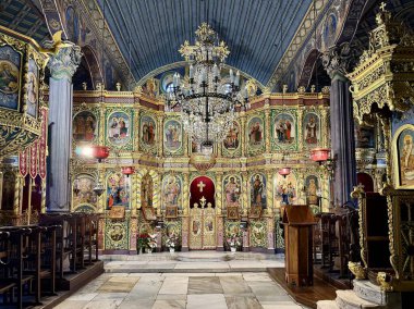 Bulgaristan 'ın Filibe kentinde yer alan St. Constantine Kilisesi ve Helena' nın iç kısımlarında, dini simgeler ve yaldızlı süslemelerle süslenmiş süslü bir simge yer alıyor. Boyalı tavan, büyük bir kristal avizeye ev sahipliği yapıyor.