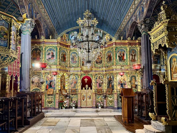 Bulgaristan 'ın Filibe kentinde yer alan St. Constantine Kilisesi ve Helena' nın iç kısımlarında, dini simgeler ve yaldızlı süslemelerle süslenmiş süslü bir simge yer alıyor. Boyalı tavan, büyük bir kristal avizeye ev sahipliği yapıyor.