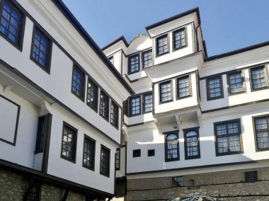 Kuzey Makedonya 'nın Ohri kentindeki Robevi aile evinde geleneksel Balkan mimarisi sergileniyor. Binada siyah ahşap çerçeveli beyaz duvarlar, büyük pencereler ve üst katında asılı bir üst kat yer alıyor..