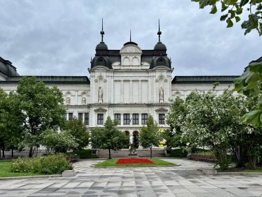 Bulgaristan 'ın Sofya kentindeki Ulusal Yabancı Sanat Galerisi. Binada merkezi bir kubbe ve iki önemli kulesi olan dekoratif mimari yer alıyor. Mimari stil neoklasik ve barok etkilerinin bir karışımıdır..