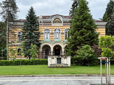Bulgaristan 'ın Sofya kentinde bulunan Bulgar Ortodoks Kilisesi' nin Kutsal Meclisi. Ön bahçe iyi bakımlı yeşilliklerle doludur. Huzurlu ve tarihi bir ortam. Bölgenin dini yapılarında ortak olan klasik Doğu Ortodoks tasarım unsurları.