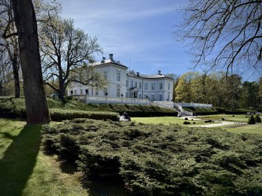 Görüntü Litvanya 'daki Palanga Botanik Bahçesi' ndeki Palanga Amber Müzesi 'ni gösteriyor. Müze, mimari zarafetine ve kültürel önemine katkı sağlayan tarihi bir malikâneye ev sahipliği yapıyor..