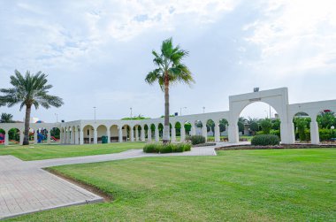 Katar 'daki Al Ruwais parkının kemerleri ve avuçları