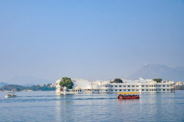 Udaipur 'daki Pichola Gölü. Taj Gölü Sarayı arka planda görülebilir