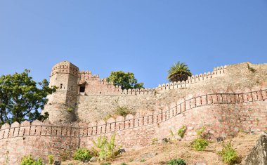 Udaipur, Rajasthan, Hindistan 'daki Kumbalgarh Kalesi' nin bir bölümü.
