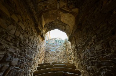 Hindistan, Rajasthan 'daki Bhangarh Kalesi' nin taş duvarlarında dar geçit.