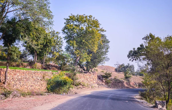 Uma Estrada Vila Caminho Udaipur Kumbalgarh Fort Rajasthan Índia — Fotografia de Stock