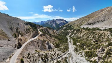 Col d 'Izoard, Hautes-Alpes, Fransa, Avrupa yakınlarındaki Fransız Alplerini geçen dolambaçlı dağ yolu.. 