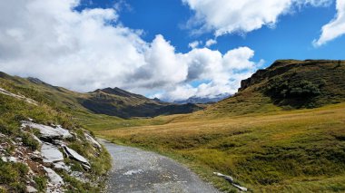 Dağ manzarasında yürüyüş izleri, Savoie, Fransa, Avrupa