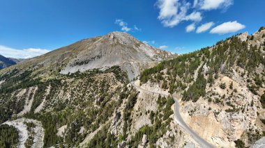 Col d 'Izoard, Hautes-Alpes, Fransa ve Avrupa' daki Fransız Alplerini geçen dolambaçlı dağ yolu.. 
