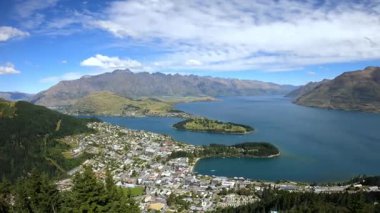 Queenstown ile Wakatipu Gölü, Otago, Güney Adası, Yeni Zelanda, Oceana. Queenstown kasabasının panoramik manzarası, Wakatipu Gölü ve dikkate değer sıradağları..