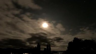 Ay 'la gece gökyüzü, Canterbury, Güney Adası, Yeni Zelanda, Okyanus. Gece gökyüzünün zaman aşımı..