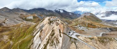 Col du Galibier geçidi kıvrımlı yol ve nefes kesen alp arazi, Savoie, Auvergne-Rhone-Alpes, Fransa, Avrupa.  
