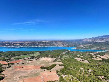Dağ Gölü Sainte-Croix ve orman manzarası, Alpes-de-Haute-Provence, Fransa, Avrupa.