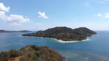 Ada Gili Goleng 'den Gili Asahan' a, Lombok 'a, Endonezya' ya, Güneydoğu Asya 'dan Gili Goleng' den Gili Asahan 'a, Endonezya' ya manzara.