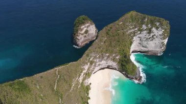 Kaya oluşumu T-Rex, Kelingking Sahili, Ada Nusa Penida, Endonezya, Güneydoğu Asya. Endonezya 'nın Nusa Penida adasının batı kıyısında Kelingking Sahili' nde kaya oluşumu..