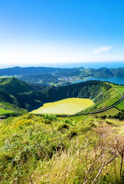 Arka planda Lagoa de Santiago, Lagoa Azul ve köy Sete Cidades, Sao Miguel Adası, Azores, Portekiz, Avrupa.