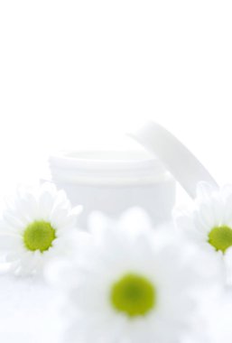 Beyaz papatya çiçekli kozmetik krema kavanozu