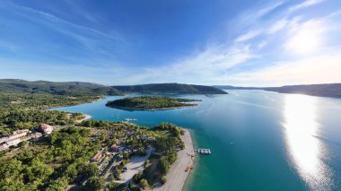 Küçük adalı Lac de Sainte-Croix Gölü Ile de Costebelle, Alpes-de-Haute-Provence, Fransa, Avrupa.