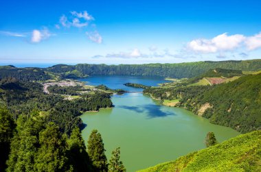 Lakes Lagoa Verde ve Azul, Lagoa das Sete Cidades, Sao Miguel Adası, Azores, Portekiz, Avrupa.  