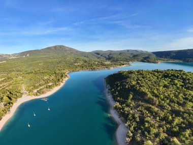 Küçük adalı Lac de Sainte-Croix Gölü Ile de Costebelle, Alpes-de-Haute-Provence, Fransa, Avrupa.