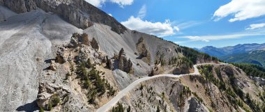 Col d 'Izoard, Hautes-Alpes, Fransa ve Avrupa' daki Fransız Alplerini geçen dolambaçlı dağ yolu.. 