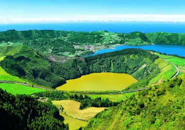 İki krater gölü olan panoramik manzara, Sao Miguel Adası, Azores, Acore, Portekiz, Avrupa