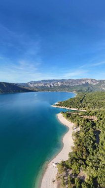 Dağ Gölü Sainte-Croix ve orman manzarası, Alpes-de-Haute-Provence, Fransa, Avrupa.