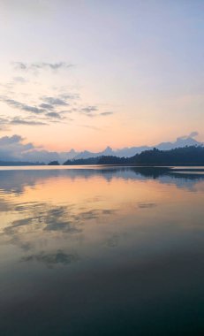 Gündoğumu Cheow Lan Gölü, Khao Sok Ulusal Parkı, Ban Ta Khun, Tayland, Güneydoğu Asya.    